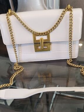 Elegant White Croco-Embossed Crossbody Bag with Gold Chain Strap